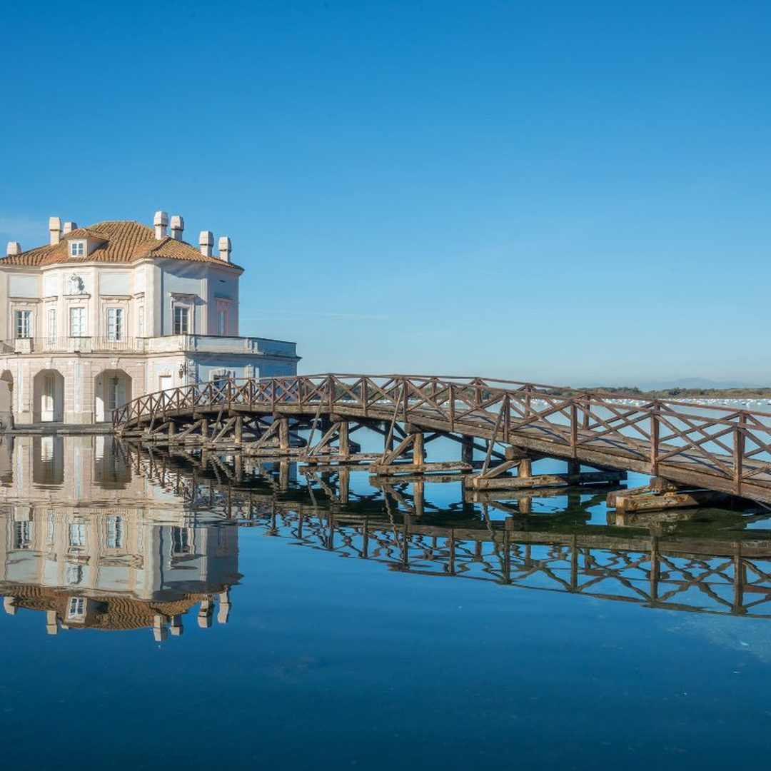 La Casina Vanvitelliana, un delicato padiglione di epoca borbonica sul Lago Fusaro a Bacoli, collegato alla riva da un ponte di legno