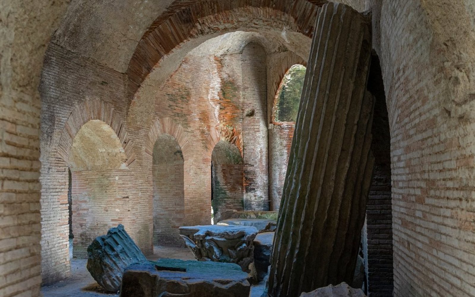 Le gallerie sotterranee in laterizio sotto l'Anfiteatro Flavio di Pozzuoli, dove un tempo i macchinari di scena sollevavano gli animali nell'arena